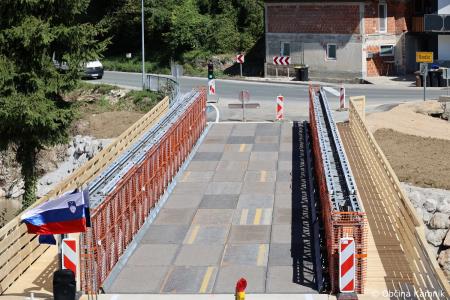Začasni most v Stranjah povezal levi in desni breg Kamniške Bistrice (4)